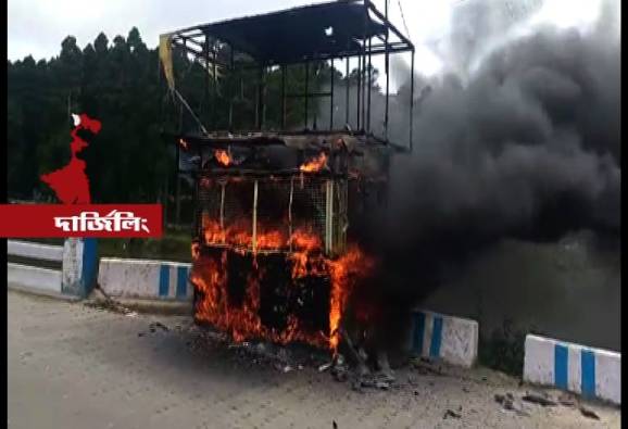 পাহাড়ে আন্দোলন ক্রমেই তীব্র হচ্ছে, দাবিপূরণ না হলে বৃহত্তর আন্দোলনের হুঁশিয়ারি মোর্চার
