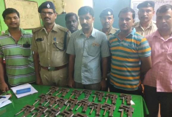 শিয়ালদা দক্ষিণ শাখার ডাউন নামখানা লোকাল থেকে উদ্ধার আগ্নেয়াস্ত্র