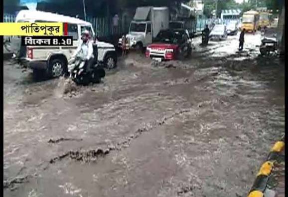 দফায় দফায় বৃষ্টিতে জলমগ্ন শহর, যানজটে নাকাল সাধারণ মানুষ