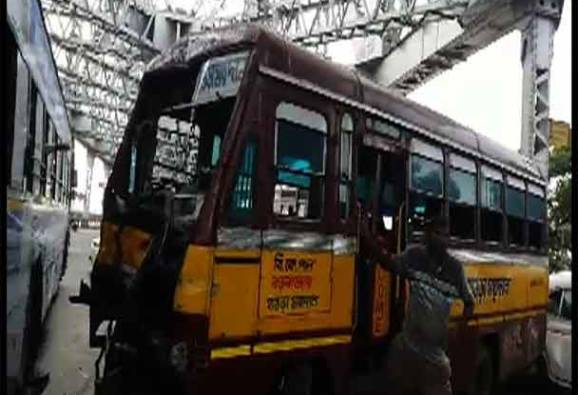মঙ্গলবার সকালে হাওড়া ব্রিজের উপর গাড়িতে ধাক্কা মিনিবাসের, দুর্ঘটনার জেরে ব্যাপক যানজট