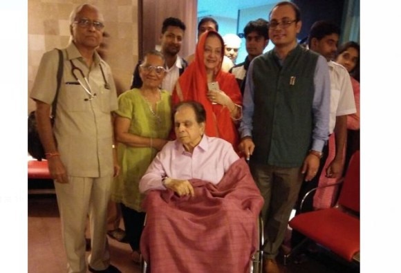 হাসপাতাল থেকে ছাড়া পেলেন দিলীপ কুমার, অনুরাগীদের ধন্যবাদ জানালেন সায়রা বানু
