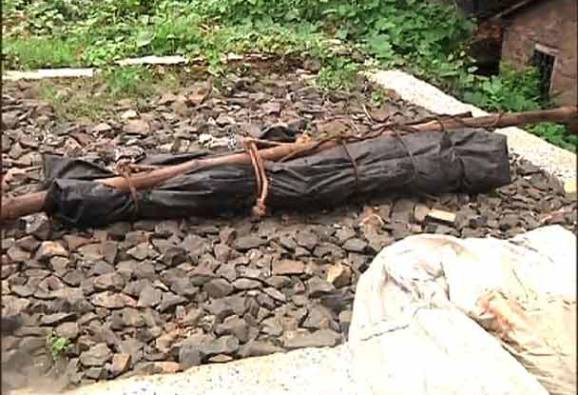 পাতিপুকুরে রেল লাইনের ধার থেকে উদ্ধার তরুণীর দেহ
