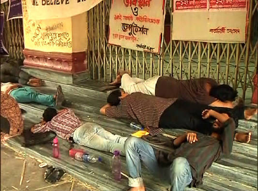 ছাত্র আন্দোলনে উত্তপ্ত যাদবপুর বিশ্ববিদ্যালয়, রাতভর ঘেরাও উপাচার্য সহ কর্মসমিতির সদস্যরা