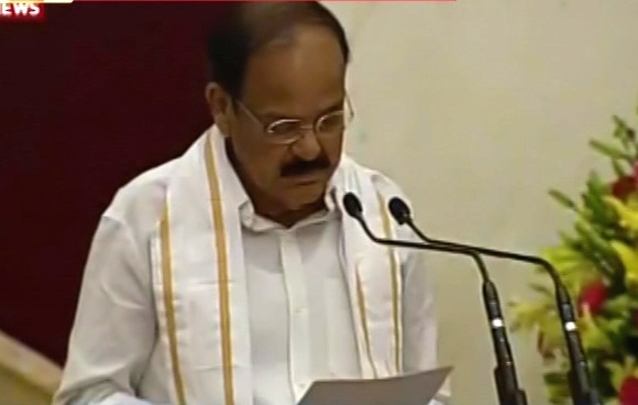 বানচাল করে নয়, সংসদে বিতর্ক-আলোচনার মাধ্যমে সিদ্ধান্ত নেওয়া উচিত: নাইডু