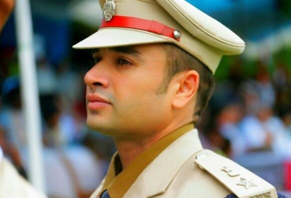 মধ্যপ্রদেশের এই দারুণ সুদর্শন আইপিএস অফিসারের ছবি সোশ্যাল মিডিয়ায় ভাইরাল