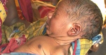 প্রসব কক্ষে ঢুকতে ‘বাধা’, বাইরেই সন্তানের জন্ম দিলেন মহিলা