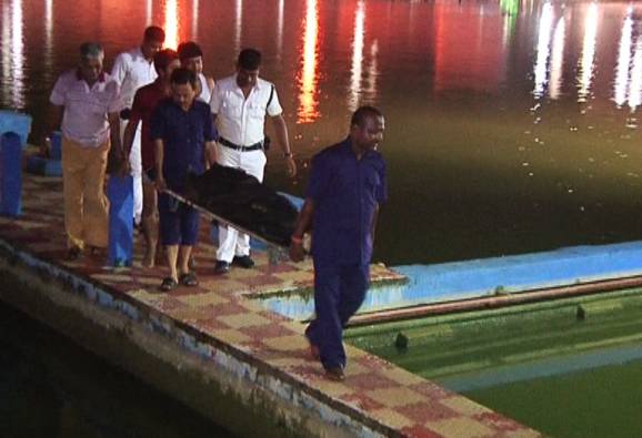 ২০ ঘণ্টা পর রাত তিনটে নাগাদ উদ্ধার কলেজ স্কোয়ার সুইমিং পুলে ডুবে যাওয়া সাঁতারুর দেহ