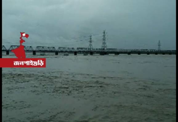 বিরামহীন বৃষ্টিতে বিপর্যস্ত উত্তরবঙ্গ, বিভিন্ন নদীতে বাড়ছে জলস্তর