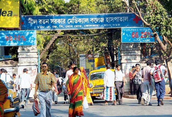রোগীমৃত্যুর অভিযোগে জুনিয়র ডাক্তারদের মার, প্রতিবাদে কর্মবিরতিতে অনড় এনআরএস হাসপাতালের ইন্টার্নদের একাংশ