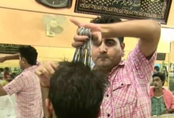 একসঙ্গে ১৫টা কাঁচি চালাতে পারেন এই পাকিস্তানি নাপিত