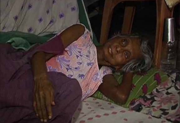 প্রোমোটারকে ৪ কাঠা জমি বিক্রি করতে নারাজ, বৃদ্ধা মায়ের ওপর অসহনীয় অত্যাচারের অভিযোগ দুই সন্তানের বিরুদ্ধে