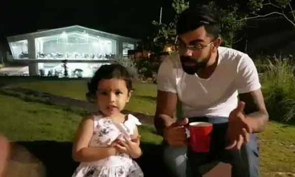 দেখুন: ধোনির মেয়ে জিভার সঙ্গে আবার দেখা, খেলায় মেতে উঠলেন কোহলি