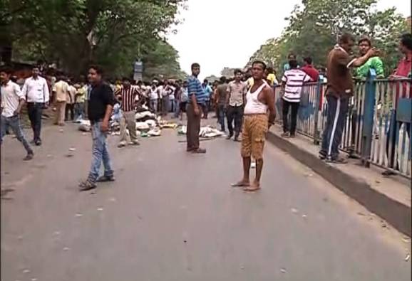 তারাতলায় মর্মান্তিক পথ দুর্ঘটনা, ক্রেনের চাকায় পিষ্ট হয়ে মৃত্যু স্কুল ছাত্রীর, এলাকায় উত্তেজনা