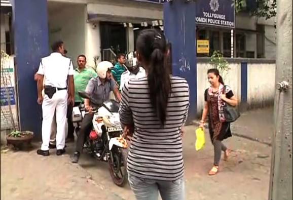 মনোহরপুকুরে দুই যুবকের বিরুদ্ধে ছাত্র্রীর বাড়িতে ঢুকে শ্লীলতাহানি করার অভিযোগ, তদন্তে পুলিশ