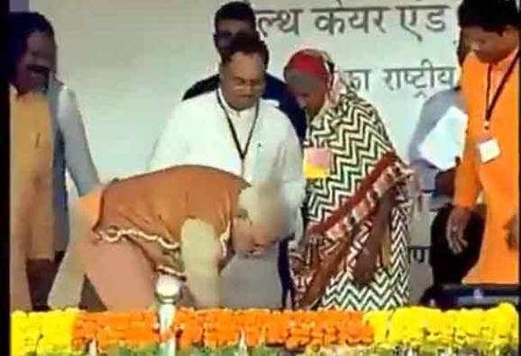দেখুন ভিডিও: আদিবাসী মহিলার পায়ে চটি পরিয়ে দিলেন প্রধানমন্ত্রী নরেন্দ্র মোদী