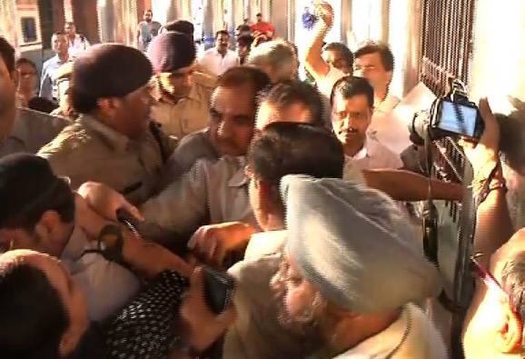 दिल्लीत मुख्यमंत्री केजरीवालांना भाजप महिला कार्यकर्त्यांचा घेराव