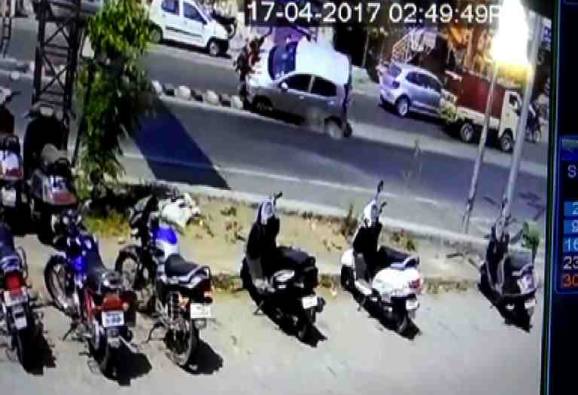 पुुण्यात रस्ता ओलांडताना कारची धडक, दोन मुलांचा मृत्यू
