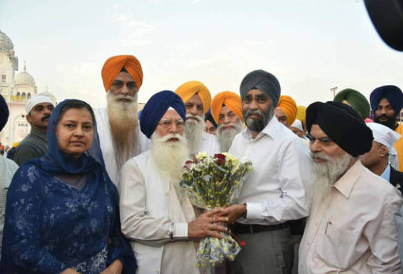ਕੈਨੇਡੀਅਨ ਰੱਖਿਆ ਮੰਤਰੀ ਨੇ ਹਰਿਮੰਦਰ ਸਾਹਿਬ ਮੱਥਾ ਟੇਕਿਆ