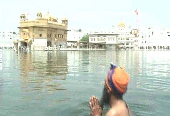 ਗੁਰੂ ਨਗਰੀ 'ਚ ਕੀਰਤਨ ਪ੍ਰਵਾਹ, ਹੁੰਮ-ਹੁਮਾ ਕੇ ਪਹੁੰਚੀ ਸੰਗਤ