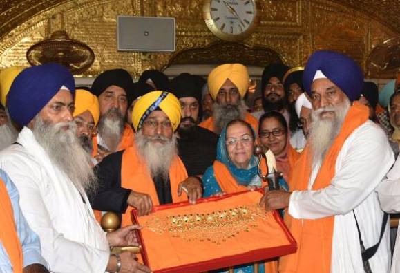 ਹਰਿਮੰਦਰ ਸਾਹਿਬ ਵਿਖੇ ਭੇਟ ਕੀਤਾ 41 ਲੱਖ ਦਾ ਹਾਰ?