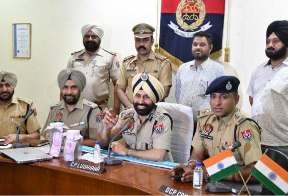 ਪੁਲਿਸ ਨੇ ਕਾਰ 'ਚੋਂ 10 ਲੱਖ ਤੇ ਲੈਪਟੌਪ ਉਡਾਉਣ ਵਾਲੇ ਕਾਬੂ