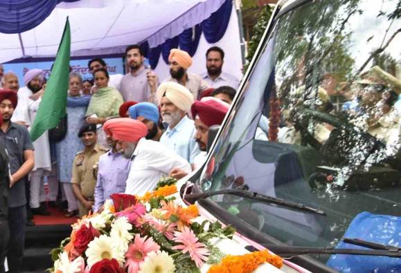 ਅੰਬਿਕਾ ਸੋਨੀ ਵੱਲੋਂ ਪੰਜਾਬ ਨੂੰ 9 ਐਂਬੂਲੈਂਸਾਂ ਦਾ ਤੋਹਫਾ