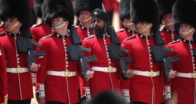 British-Guardsman-Charanpreet-Singh-Lall-joined-with-turban-4