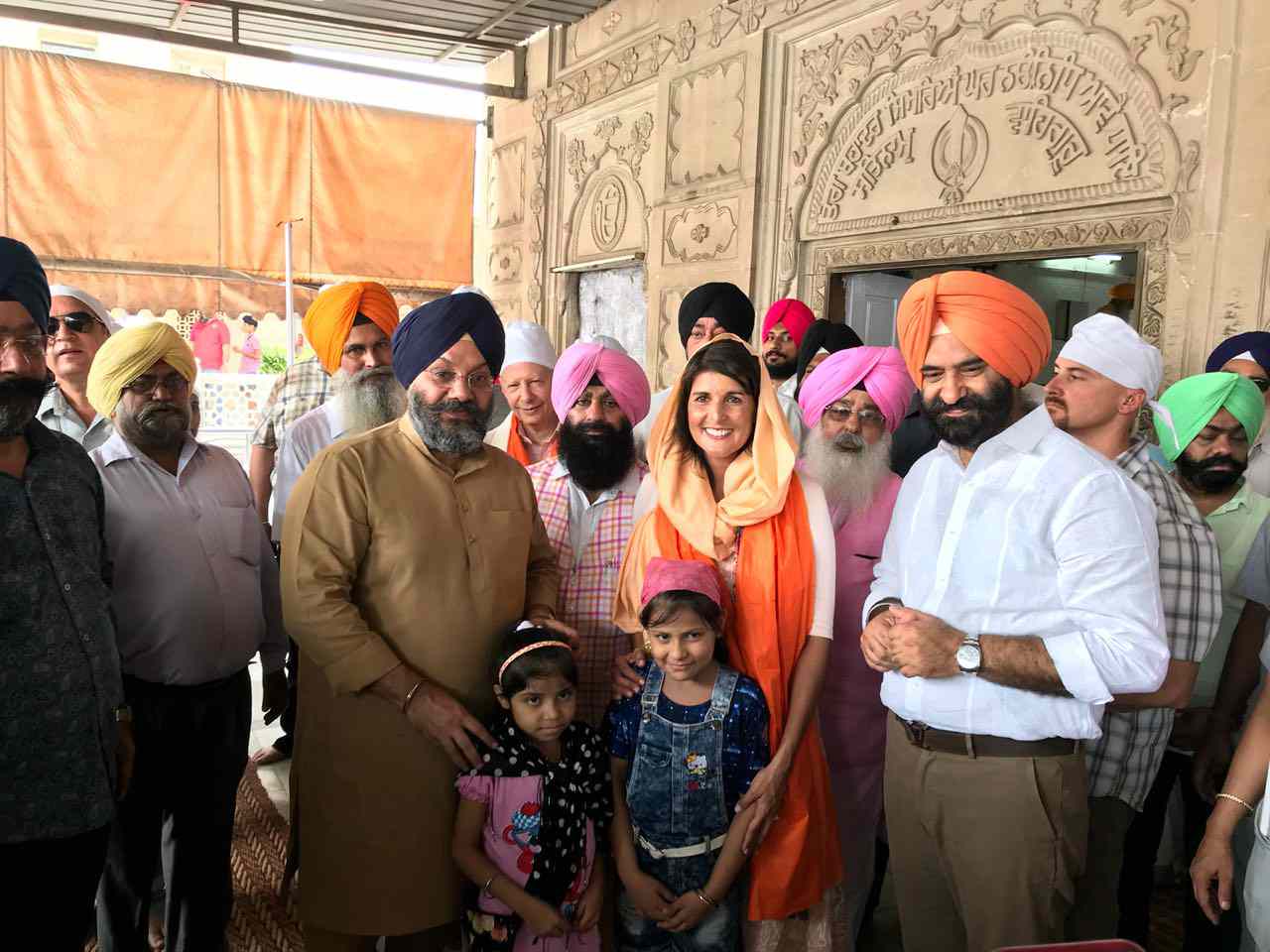 2-Nikki-Heley-at-Delhi-Gurdwaras