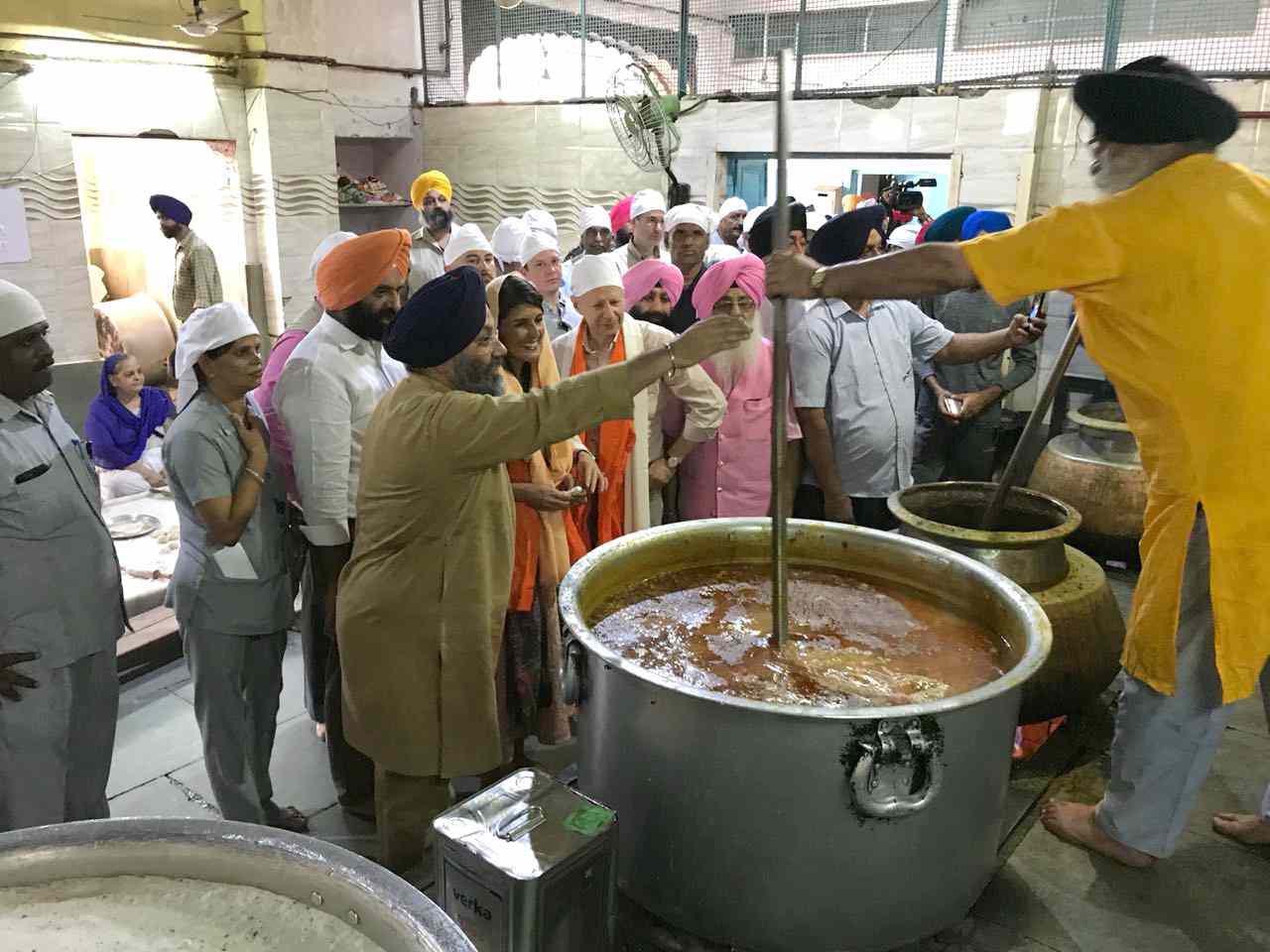 4-Nikki-Heley-at-Delhi-Gurdwaras