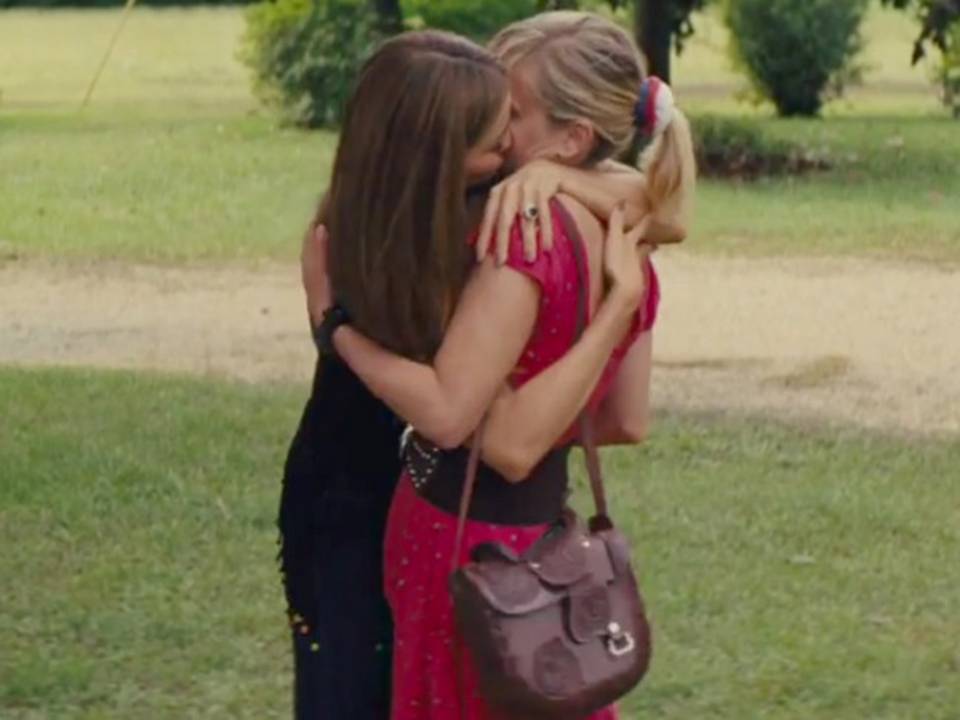 Pictures Sofia Vergara Kisses Reese Witherspoon In Hot Pursuit Filmymonkey