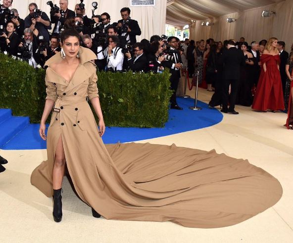 Our very own 'desi girl' Priyanka Chopra knows how to own the red carpet at any international event be it Oscars, Golden Globes or any other starry affair and now the top Bollywood actress has once again turned heads on the red carpet of Met Gala 2017 which was attended by the creme-de-la-creme of Hollywood stars!