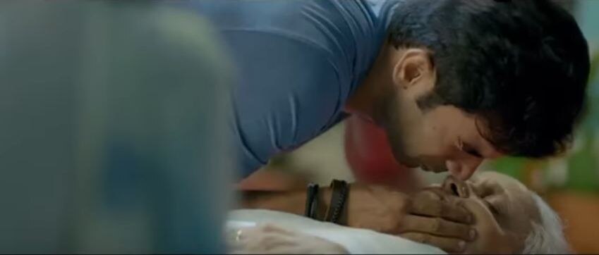 Screenshot of the CPR scene from 'Behen Hoti Teri' trailer