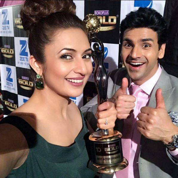 Divyanka posing for a selfie with her trophy
