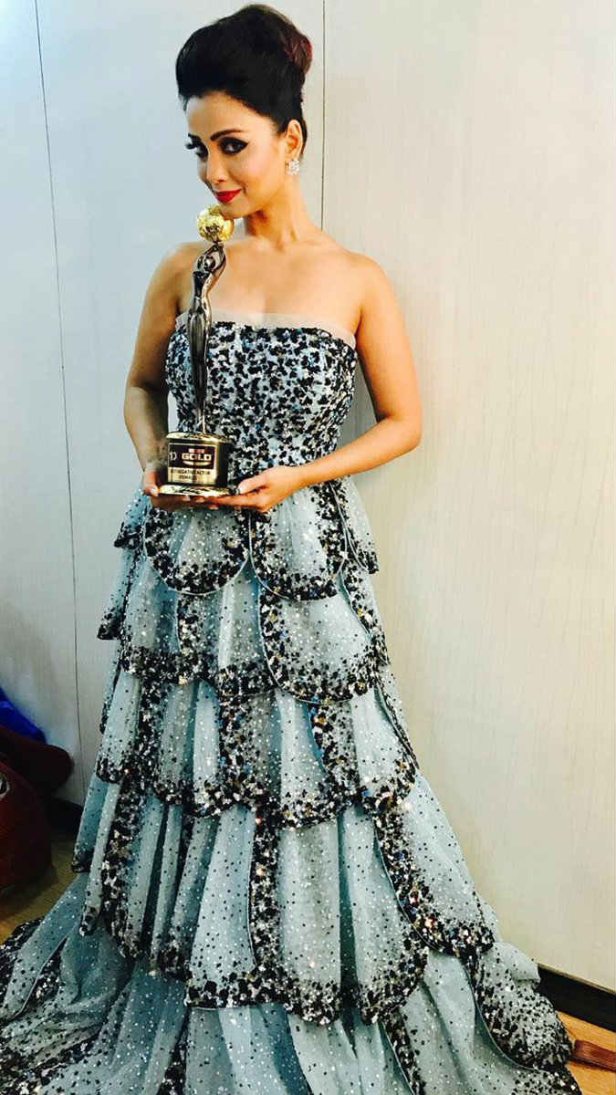 The gorgeous 'Naagin' Adaa Khan posing with her award