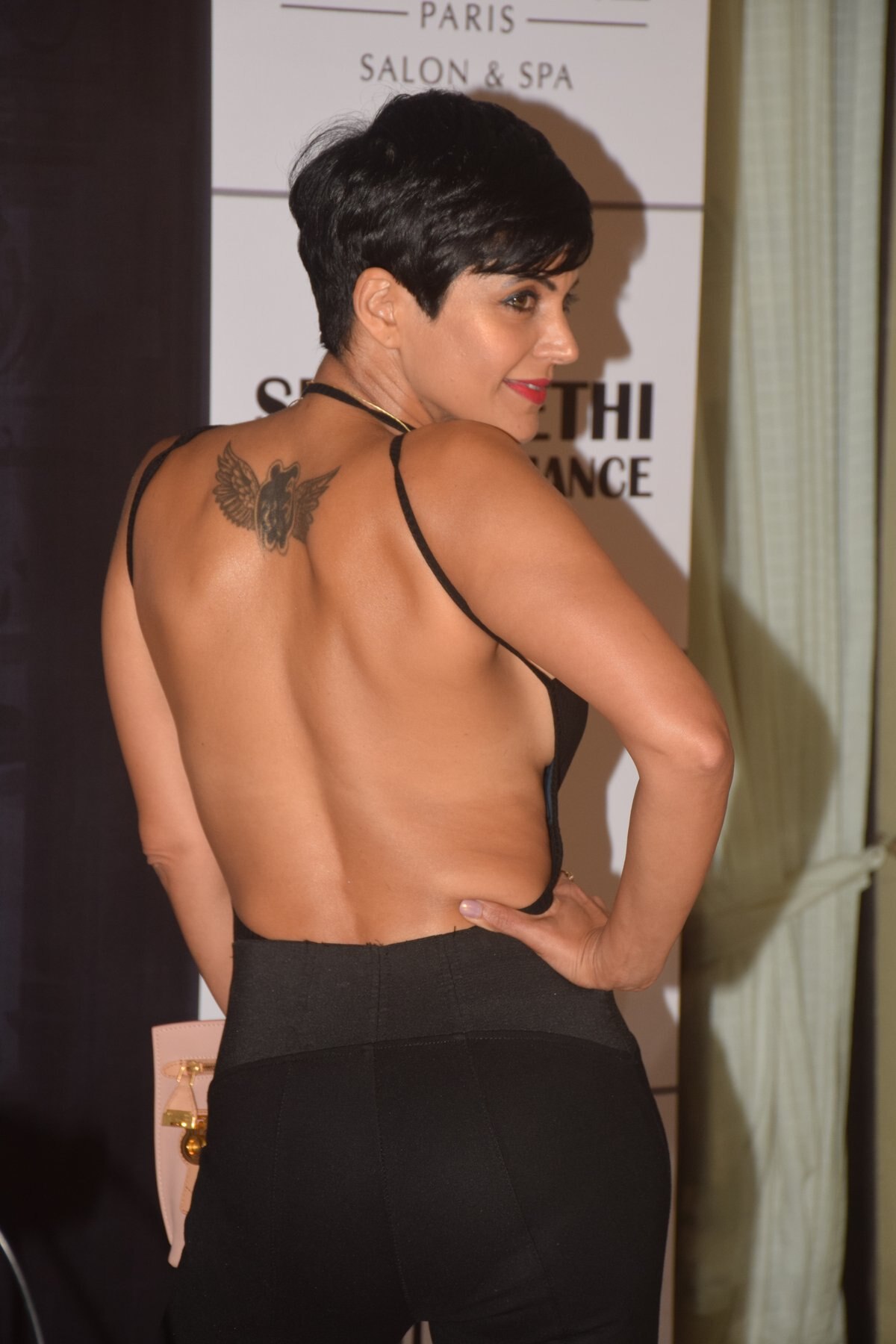 Mandira Bedi Backless Pics At Manish Malhotra Show