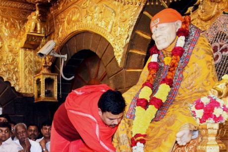 આગરાની એક મહિલાએ શિરડીમાં સાંઈ બાબાને 2 કિલો સોનાના પાદુકાનું કર્યું દાન, જાણો પછી શું કહ્યું?