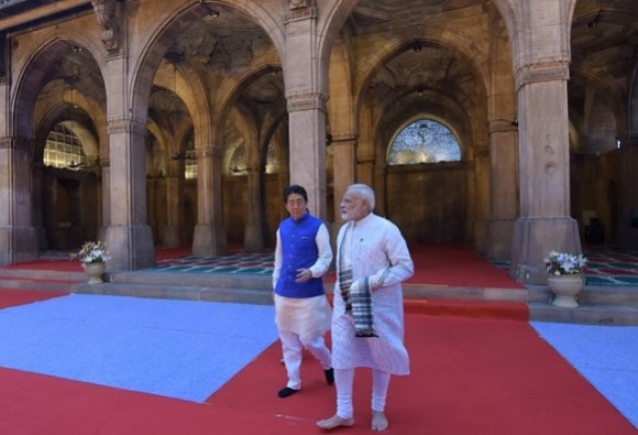 શિંઝો આબે સાથે મસ્જિદમાં જવું હિંદુ વિરોધી, જાણો કોણે PM પર કર્યા આકરા પ્રહાર