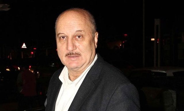 Politicians should stop talking rubbish about SRK: Anupam Kher