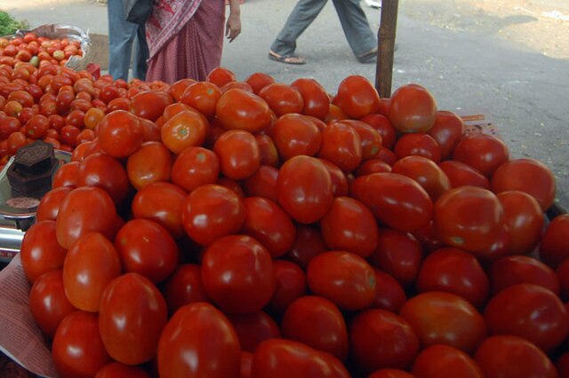 Now, tomato prices hit roof; Govt banking on new crops