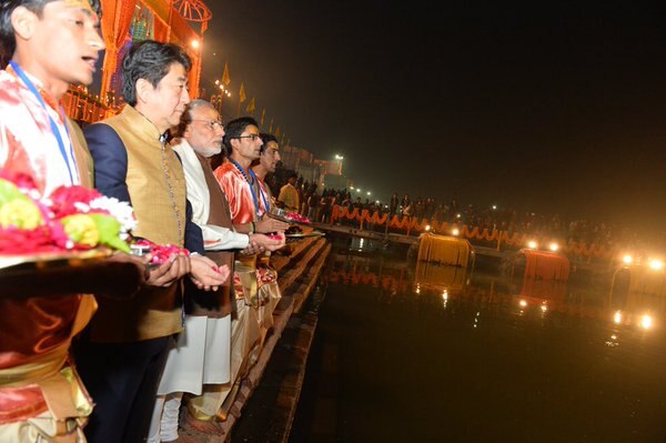 PM Modi and Shinzo Abe attend 'Ganga Aarti' in Varanasi