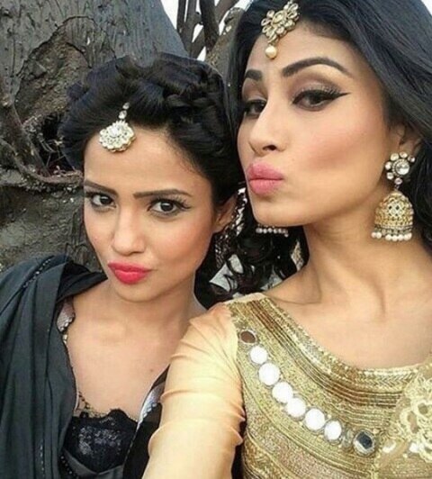 'Naagin' Actors Adaa Khan And Mouni Roy Party Like A Boss!