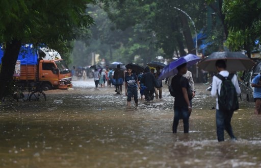 LIVE UPDATES: Monsoon hits Mumbai. Flights, trains delayed; 1 dead in Thane