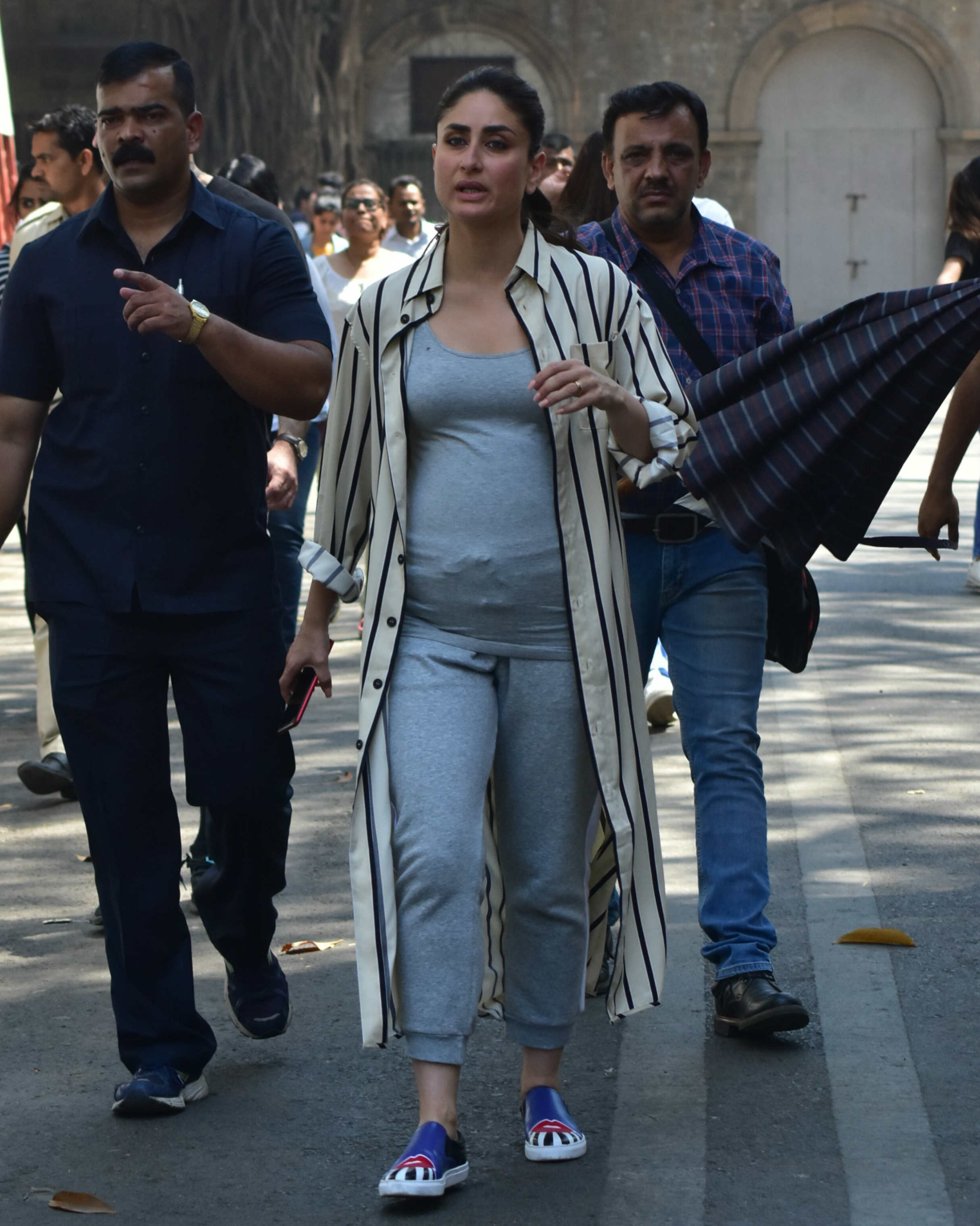 Good News: Kareena Kapoor Khan flaunts her 'BABY BUMP' on ...