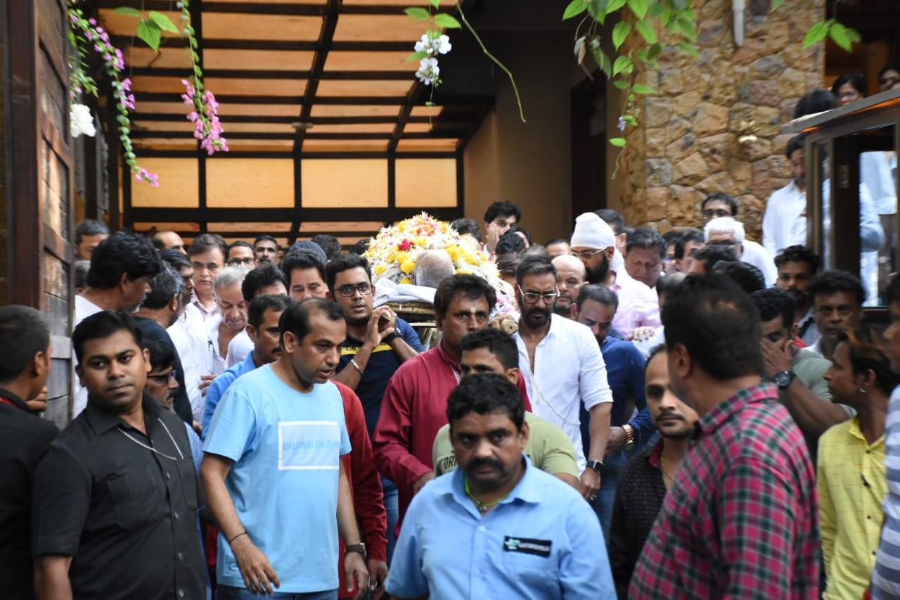 PICS: Aishwarya Rai Bachchan consoles crying Kajol at 