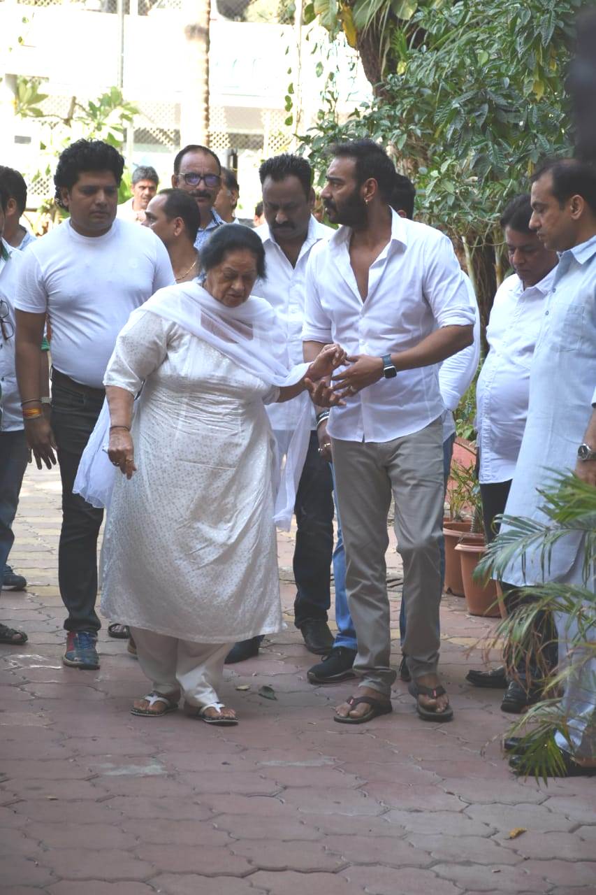 Veeru Devgan prayer meeting Ajay Devgn arrives with wife Kajol, mom ...