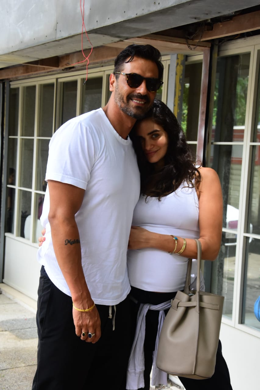 Arjun Rampal & PREGNANT Girlfriend Gabriella Demetriades TWIN In Black ...