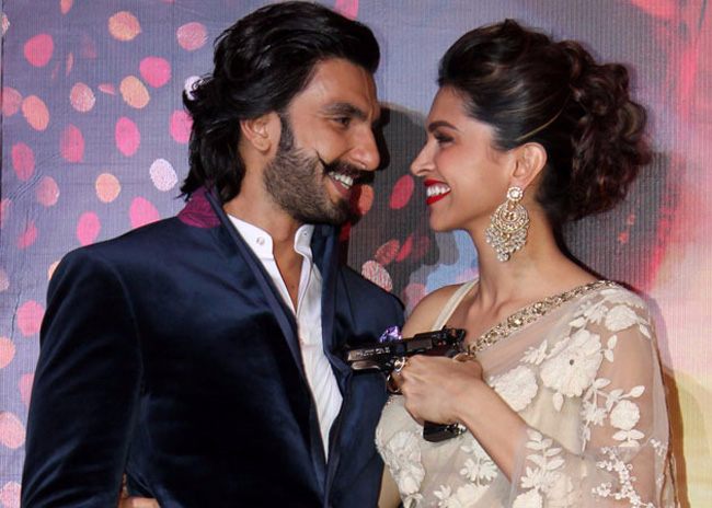 वायरल: रणवीर और दीपिका की इस तस्वीर ने इंटरनेट पर मचा दी है This Deepika Padukone, Ranveer Singh Kiss Is Making The Internet So, So Happy