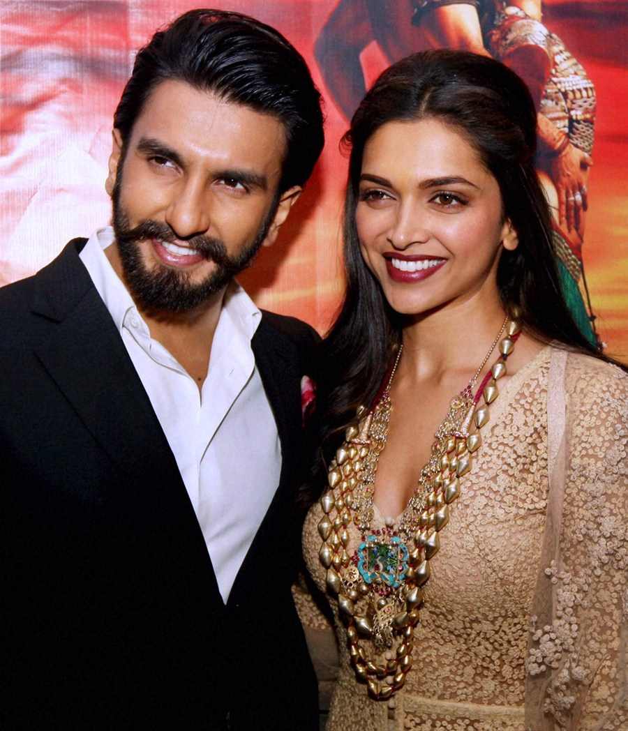 वायरल: रणवीर और दीपिका की इस तस्वीर ने इंटरनेट पर मचा दी है This Deepika Padukone, Ranveer Singh Kiss Is Making The Internet So, So Happy