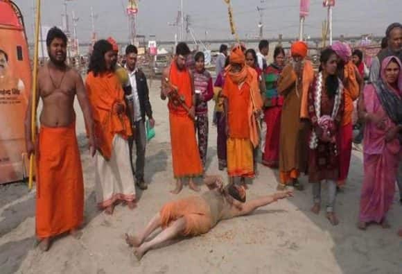 Kumbh Mela 2019: कुंभ में राम मंदिर के लिए मौनी बाबा का अनूठा जतन, ज़मीन पर लोटकर तय किया पांच किमी का सफर