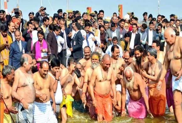 प्रयागराज: संगम में डुबकी लगाने के बाद सीएम योगी ने किए अक्षयवट और सरस्वती कूप के दर्शन